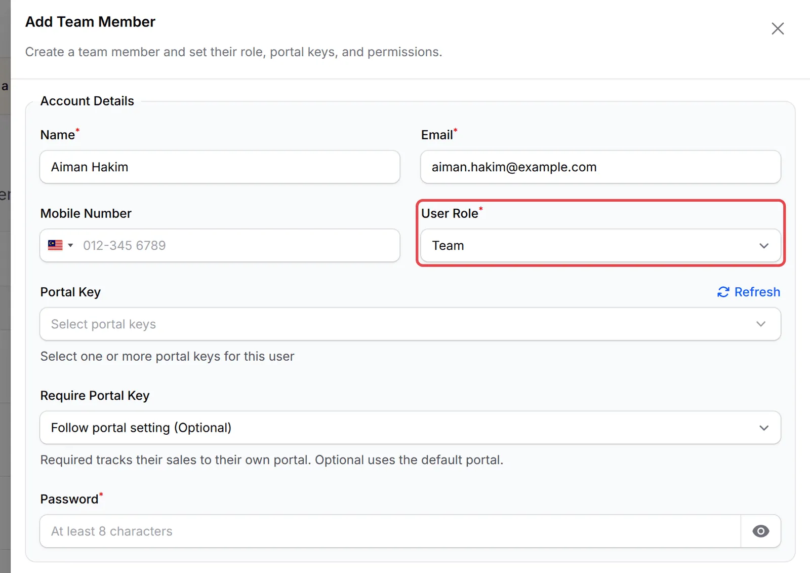 Panel Add Team Member dengan nama dan e-mel sudah diisi dan User Role ditetapkan kepada Team